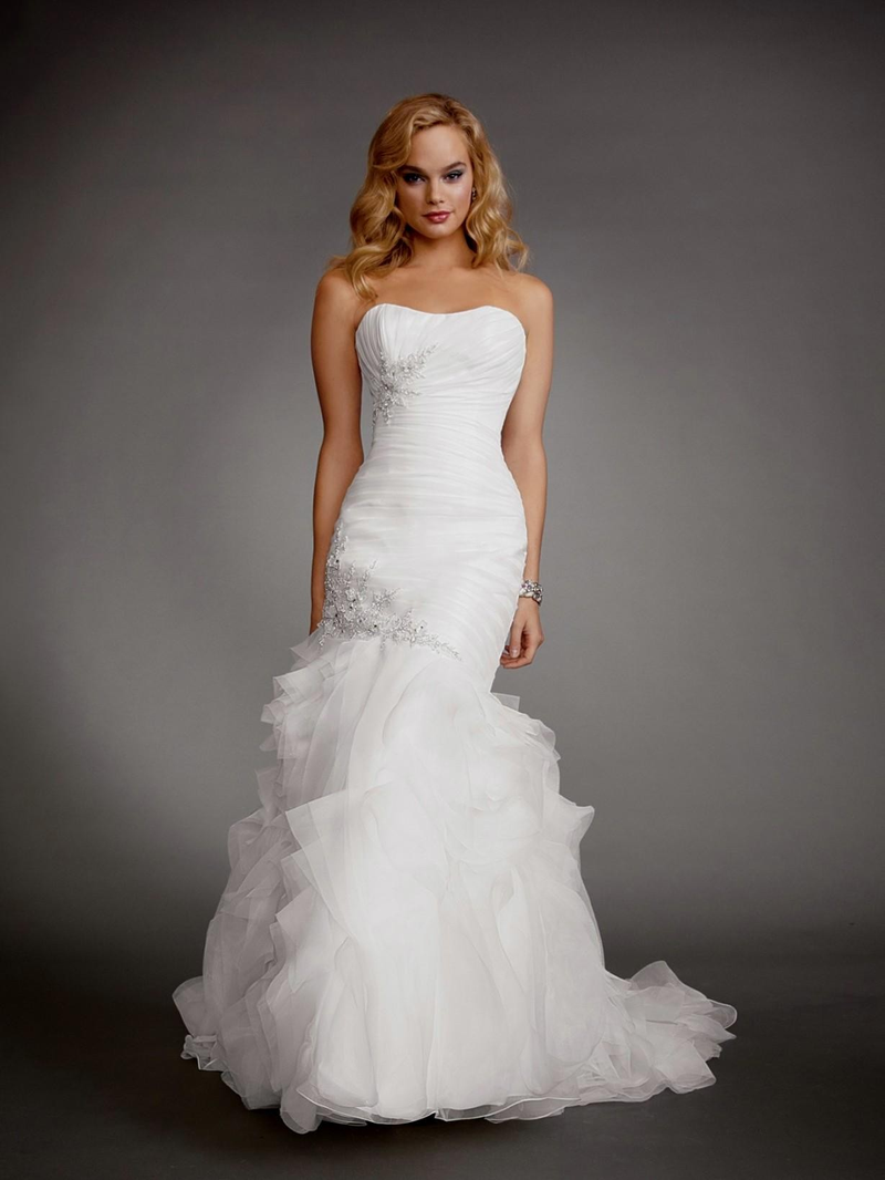 Illustration for article titled Check Out the Trendy Wedding Gowns to Pick for 2015-16